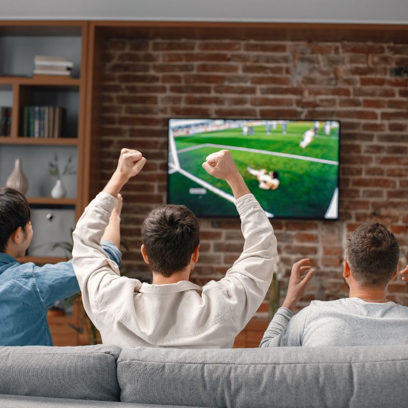 Amis regardant le sport sur Smart TV avec IPTV Québec HD